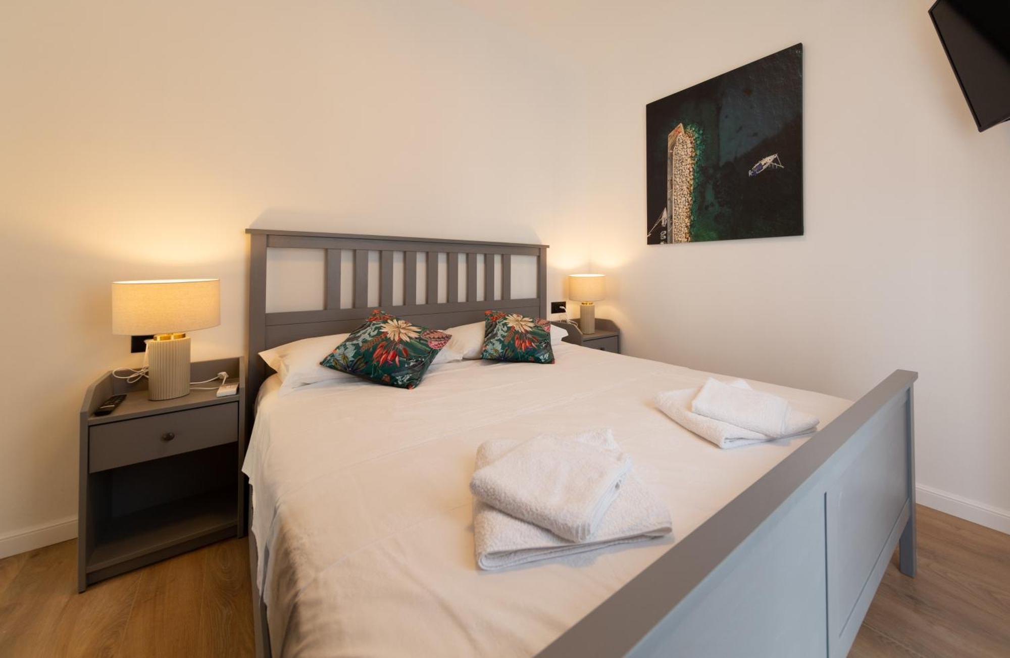 Seaside Elegance Suites Komiža Esterno foto